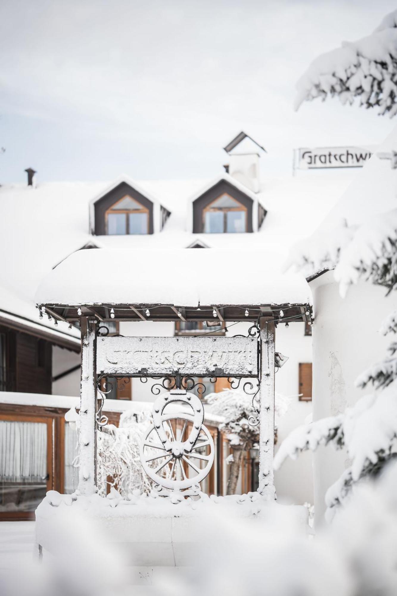 Hotel Gratschwirt Dobbiaco Exterior photo